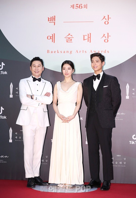 Thảm đỏ Baeksang Art Awards 2020: Bà cả Kim Hee Ae của Thế giới hôn nhân đụng độ chị đẹp Son Ye Jin-5